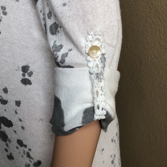 Beautiful top with sheer overlay - Picture 3 of 9